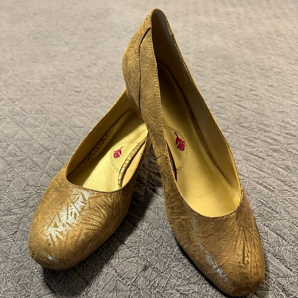 Dress-up or casual, Foil print with a charming metallic-crackle, pops of shine